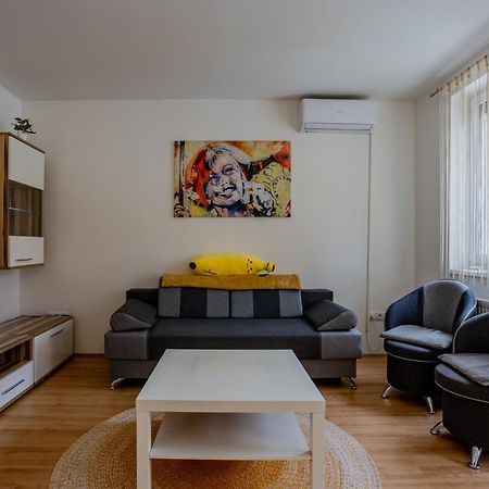 Six Corners - Sunny Corner Apartment Pecs Bagian luar foto
