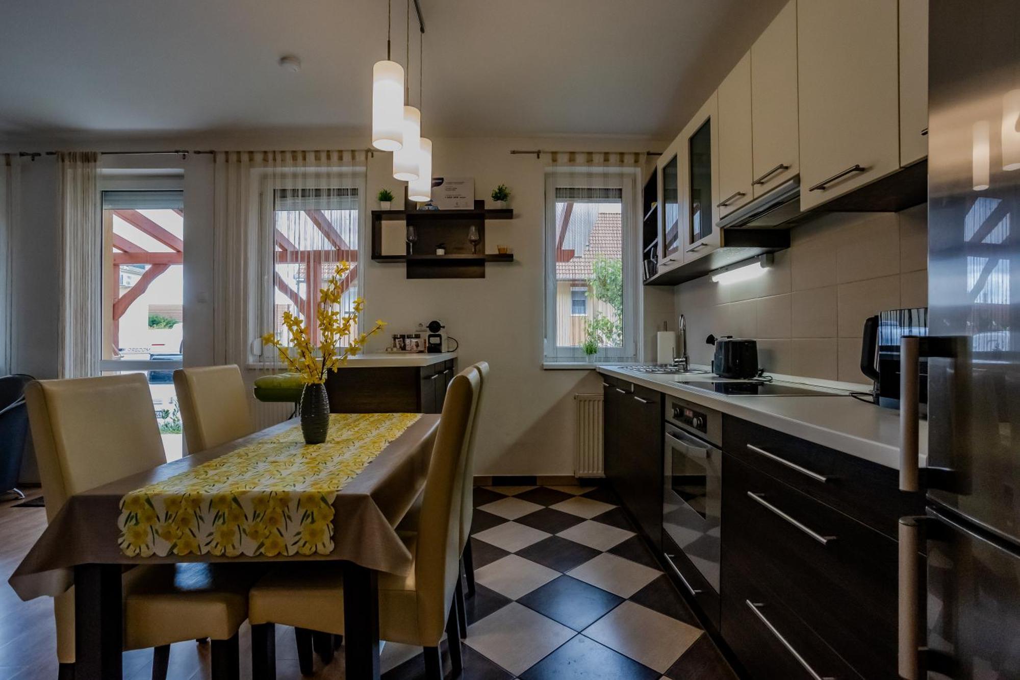 Six Corners - Sunny Corner Apartment Pecs Bagian luar foto