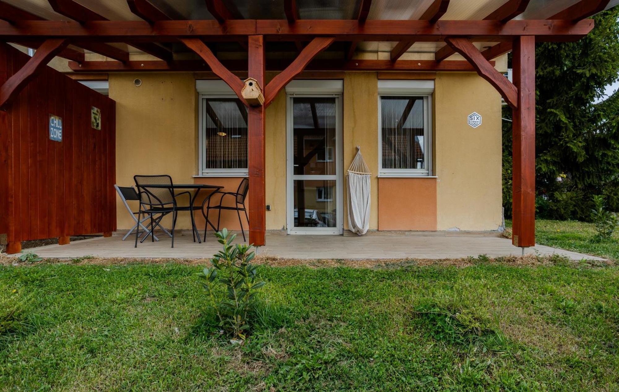 Six Corners - Sunny Corner Apartment Pecs Bagian luar foto
